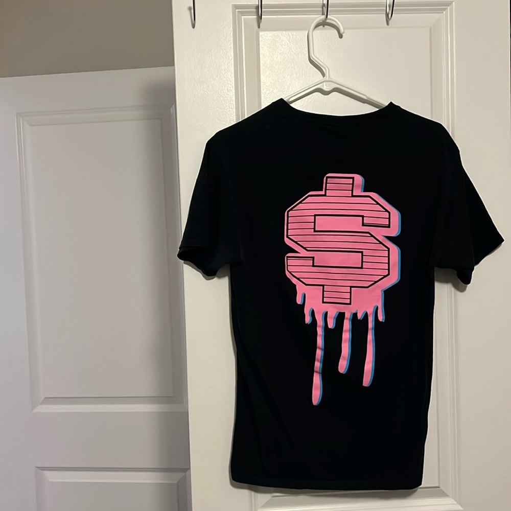 Fashion Nova Men’s Drippin’ Dollar Sign Short Sleeve Tee